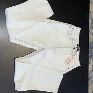 Missguided white cropped mom jeans. Brown stitching. Brand new w tags. Size 4